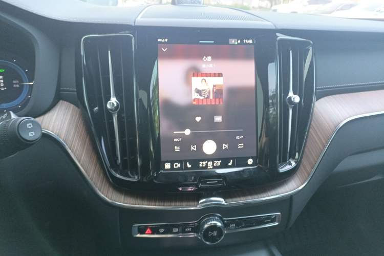 Used Volvo XC60 New Energy 2025 Plug-in Hybrid Long-Range All-Wheel Drive Smart Luxury Edition Audio And AC Panel