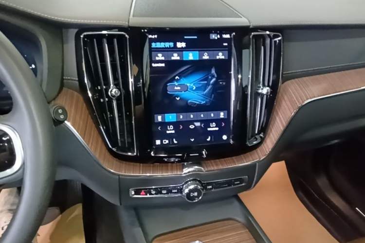 Used Volvo XC60 New Energy 2025 Plug-in Hybrid Long-Range All-Wheel Drive Smart Luxury Edition Audio And AC Panel