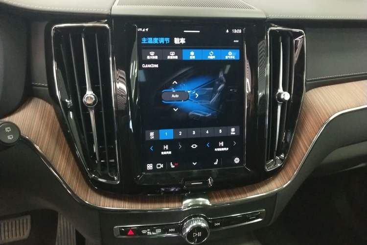 Used Volvo XC60 New Energy 2025 Plug-in Hybrid Long-Range All-Wheel Drive Smart Luxury Edition Audio And AC Panel