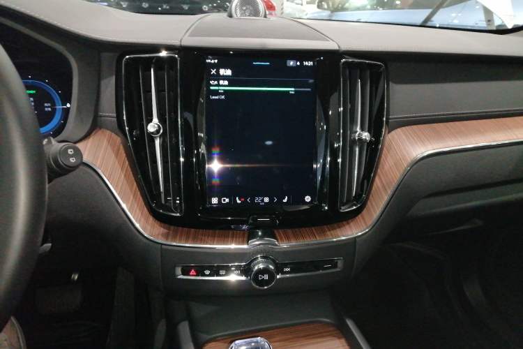 Used Volvo XC60 New Energy 2025 Plug-in Hybrid Long-Range All-Wheel Drive Smart Luxury Edition Audio And AC Panel