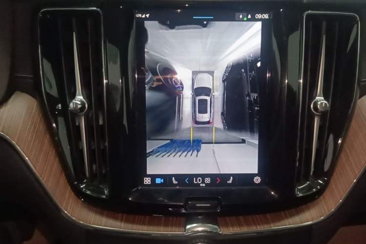 Used Volvo XC60 New Energy 2025 Plug-in Hybrid Long-Range All-Wheel Drive Smart Luxury Edition Audio And AC Panel