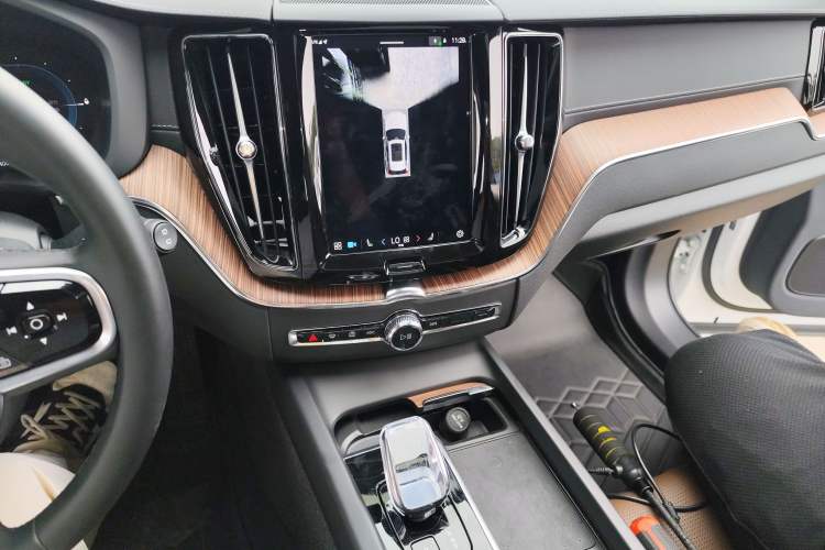 Used Volvo XC60 New Energy 2025 Plug-in Hybrid Long-Range All-Wheel Drive Smart Luxury Edition Audio And AC Panel