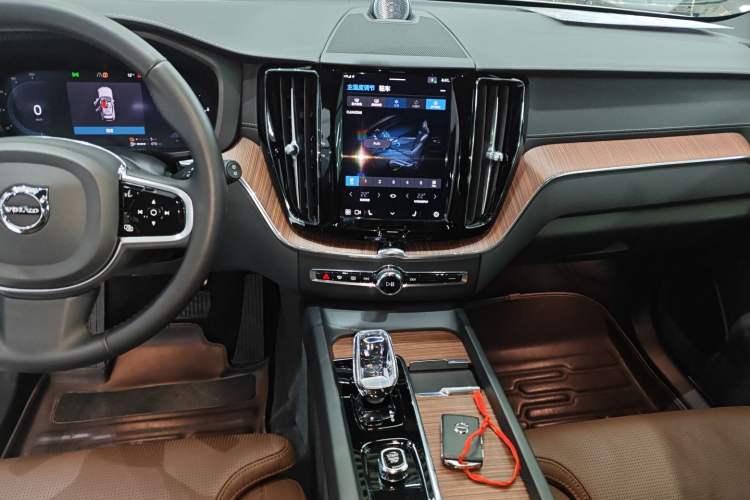 Used Volvo XC60 New Energy 2025 Plug-in Hybrid Long-Range All-Wheel Drive Smart Luxury Edition Audio And AC Panel