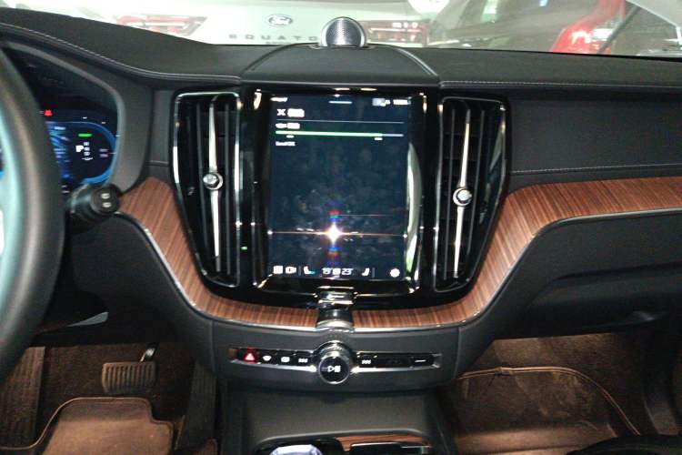 Used Volvo XC60 New Energy 2025 Plug-in Hybrid Long-Range All-Wheel Drive Smart Luxury Edition Audio And AC Panel