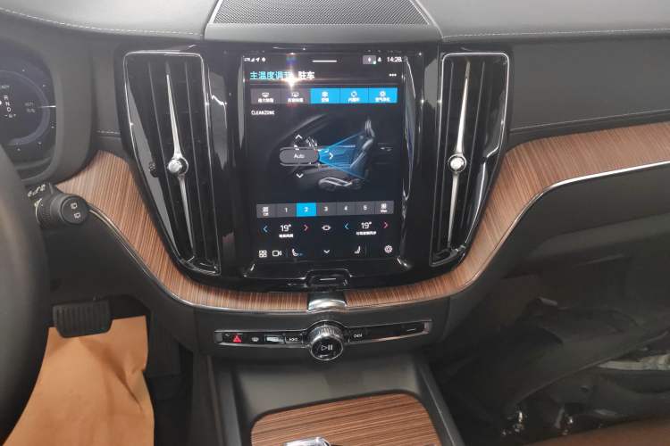 Used Volvo XC60 New Energy 2025 Plug-in Hybrid Long-Range All-Wheel Drive Smart Luxury Edition Audio And AC Panel