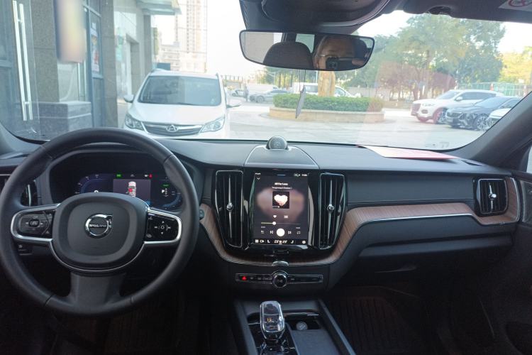 Used Volvo XC60 New Energy 2025 Plug-in Hybrid Long-Range All-Wheel Drive Smart Luxury Edition Center Console