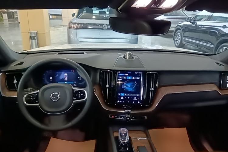 Used Volvo XC60 New Energy 2025 Plug-in Hybrid Long-Range All-Wheel Drive Smart Luxury Edition Center Console