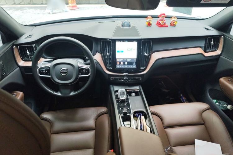 Used Volvo XC60 New Energy 2025 Plug-in Hybrid Long-Range All-Wheel Drive Smart & Luxurious Edition Center Console