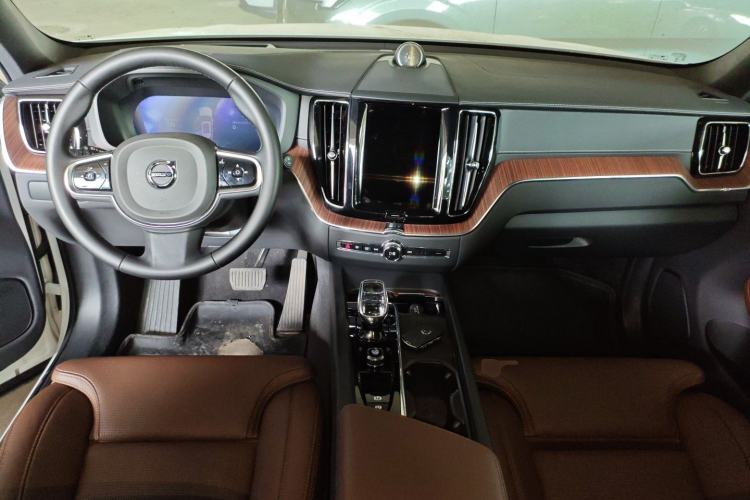 Used Volvo XC60 New Energy 2025 Plug-in Hybrid Long-Range All-Wheel Drive Smart Luxury Edition Center Console