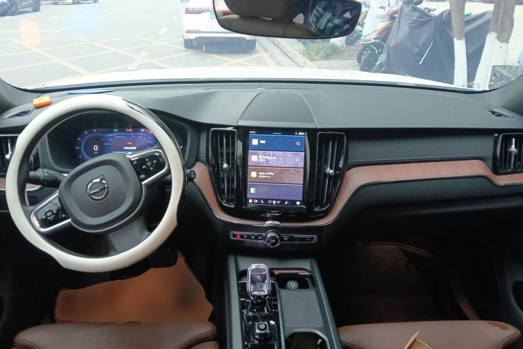Used Volvo XC60 New Energy 2025 Plug-in Hybrid Long-Range All-Wheel Drive Smart & Luxurious Edition Center Console