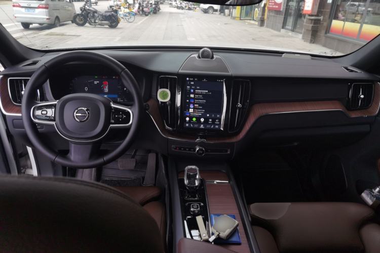 Used Volvo XC60 New Energy 2025 Plug-in Hybrid Long-Range All-Wheel Drive Smart & Luxurious Edition Center Console