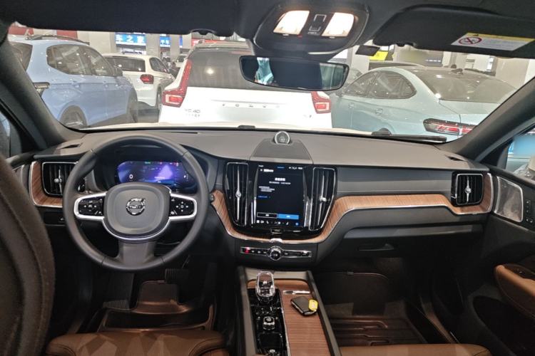Used Volvo XC60 New Energy 2025 Plug-in Hybrid Long-Range All-Wheel Drive Smart Luxury Edition Center Console