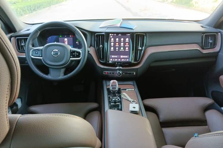 Used Volvo XC60 New Energy 2025 Plug-in Hybrid Long-Range All-Wheel Drive Smart & Luxurious Edition Center Console