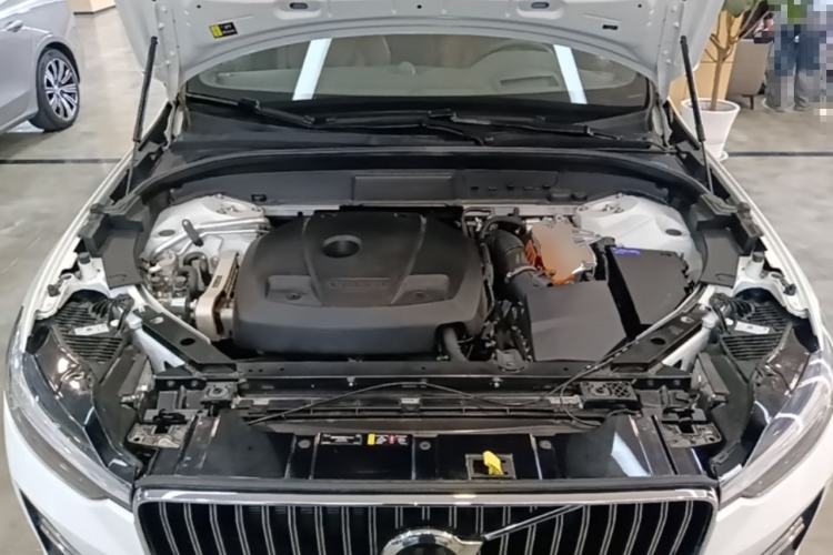 Used Volvo XC60 New Energy 2025 Plug-in Hybrid Long-Range All-Wheel Drive Smart Luxury Edition Engine Bay