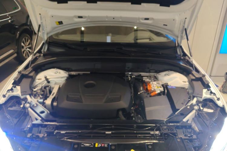 Used Volvo XC60 New Energy 2025 Plug-in Hybrid Long-Range All-Wheel Drive Smart Luxury Edition Engine Bay