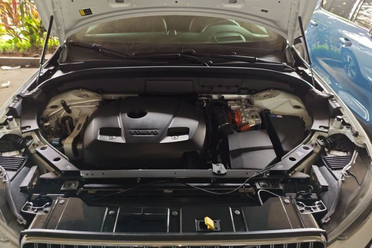 Used Volvo XC60 New Energy 2025 Plug-in Hybrid Long-Range All-Wheel Drive Smart Luxury Edition Engine Bay