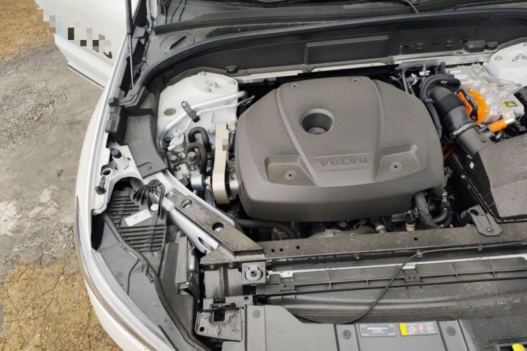 Used Volvo XC60 New Energy 2025 Plug-in Hybrid Long-Range All-Wheel Drive Smart Luxury Edition Engine Bay Right