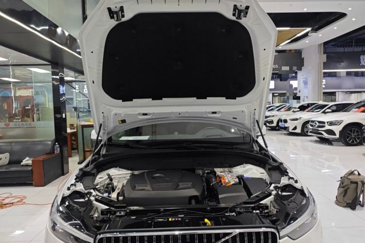 Used Volvo XC60 New Energy 2025 Plug-in Hybrid Long-Range All-Wheel Drive Smart Luxury Edition Engine Bay