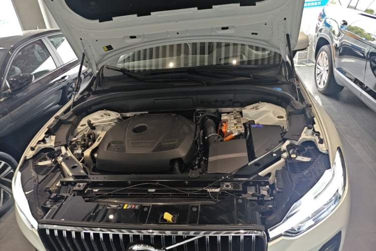 Used Volvo XC60 New Energy 2025 Plug-in Hybrid Long-Range All-Wheel Drive Smart Luxury Edition Engine Bay