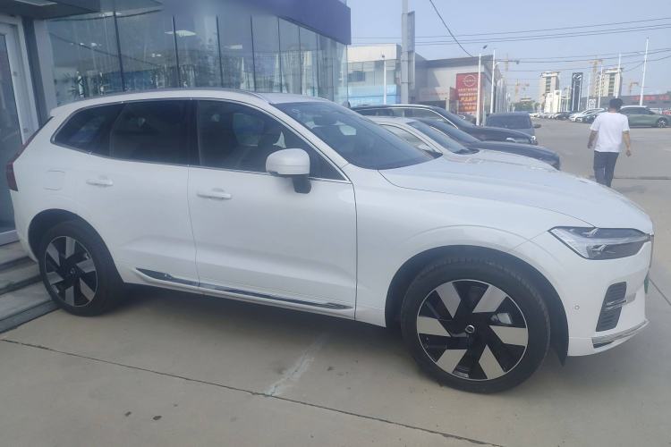 Used Volvo XC60 New Energy 2025 Plug-in Hybrid Long-Range All-Wheel Drive Smart Luxury Edition Exterior 2
