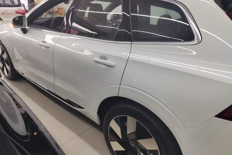 Used Volvo XC60 New Energy 2025 Plug-in Hybrid Long-Range All-Wheel Drive Smart Luxury Edition Exterior 3