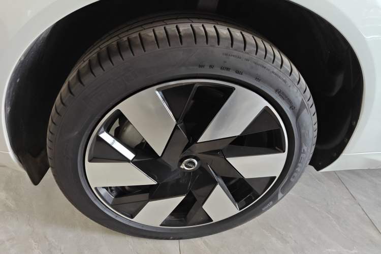 Used Volvo XC60 New Energy 2025 Plug-in Hybrid Long-Range All-Wheel Drive Smart Luxury Edition Exterior 4
