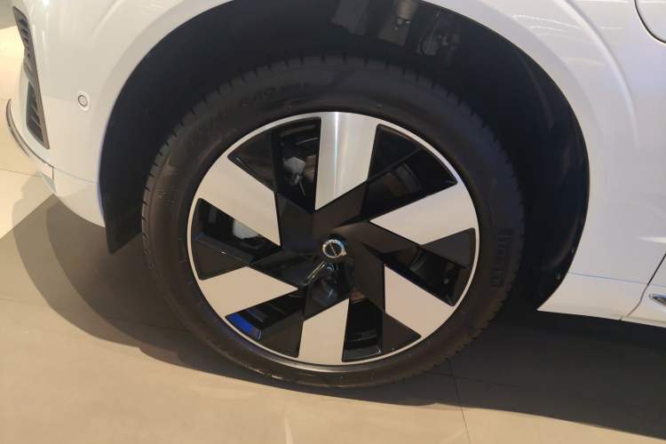Used Volvo XC60 New Energy 2025 Plug-in Hybrid Long-Range All-Wheel Drive Smart Luxury Edition Exterior 4