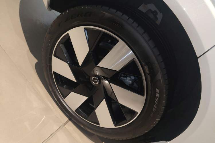 Used Volvo XC60 New Energy 2025 Plug-in Hybrid Long-Range All-Wheel Drive Smart Luxury Edition Exterior 5
