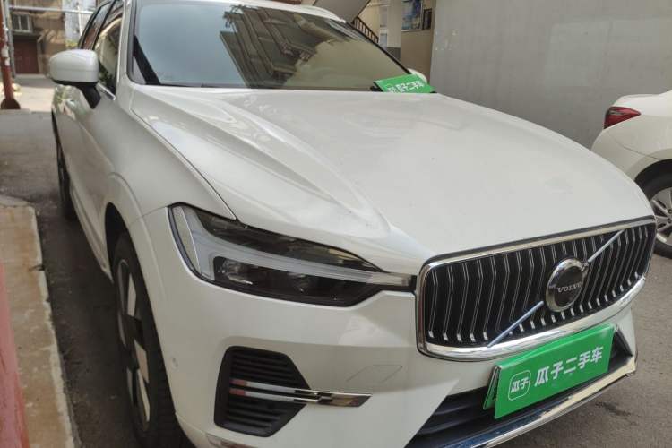 Used Volvo XC60 New Energy 2025 Plug-in Hybrid Long-Range All-Wheel Drive Smart Luxury Edition Front Right 45 Deg