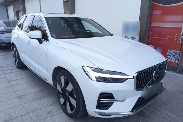Used Volvo XC60 New Energy 2025 Plug-in Hybrid Long-Range All-Wheel Drive Smart Luxury Edition Front Right 45 Deg