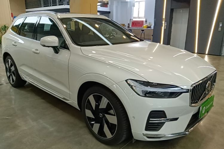 Used Volvo XC60 New Energy 2025 Plug-in Hybrid Long-Range All-Wheel Drive Smart Luxury Edition Front Right 45 Deg