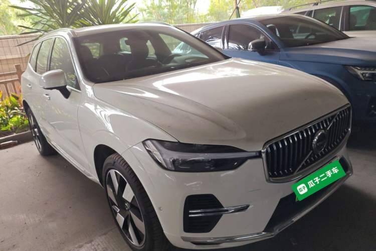 Used Volvo XC60 New Energy 2025 Plug-in Hybrid Long-Range All-Wheel Drive Smart Luxury Edition Front Right 45 Deg