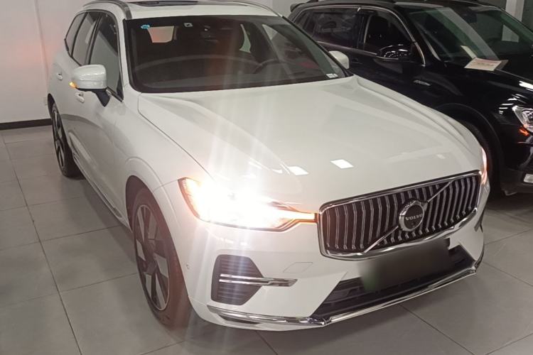 Used Volvo XC60 New Energy 2025 Plug-in Hybrid Long-Range All-Wheel Drive Smart Luxury Edition Front Right 45 Deg