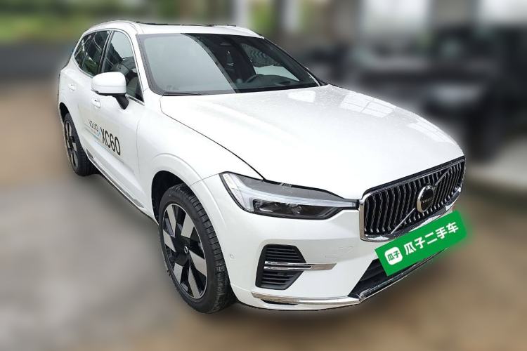 Used Volvo XC60 New Energy 2025 Plug-in Hybrid Long-Range All-Wheel Drive Smart Luxury Edition Front Right 45 Deg
