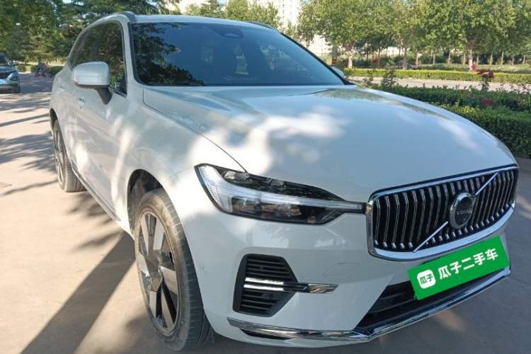 Used Volvo XC60 New Energy 2025 Plug-in Hybrid Long-Range All-Wheel Drive Smart & Luxurious Edition Front Right 45 Deg