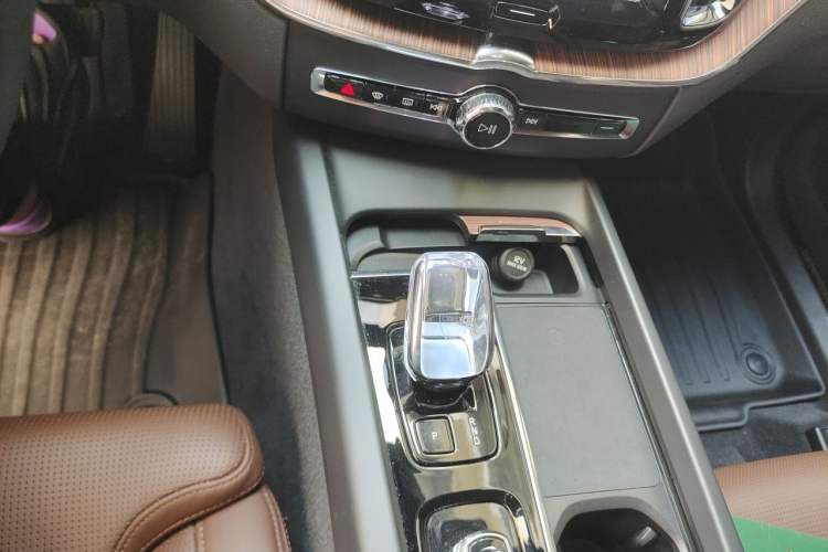 Used Volvo XC60 New Energy 2025 Plug-in Hybrid Long-Range All-Wheel Drive Smart Luxury Edition Gear Lever