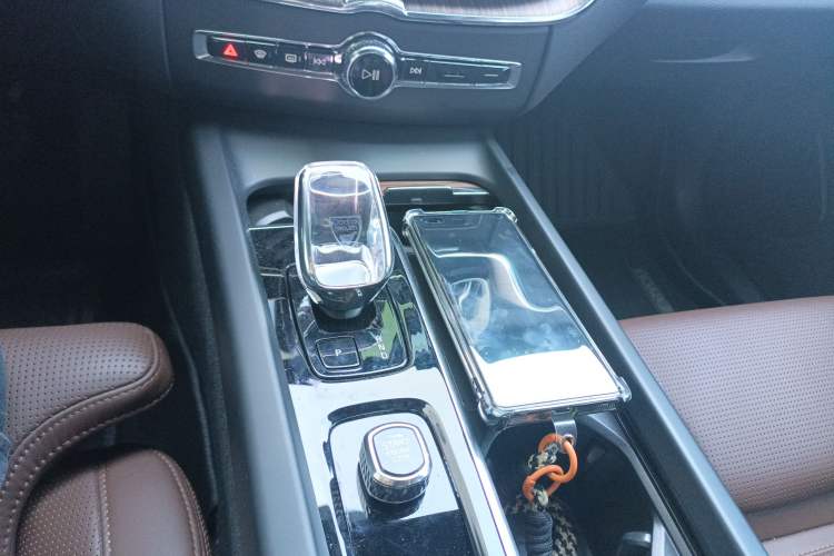 Used Volvo XC60 New Energy 2025 Plug-in Hybrid Long-Range All-Wheel Drive Smart Luxury Edition Gear Lever
