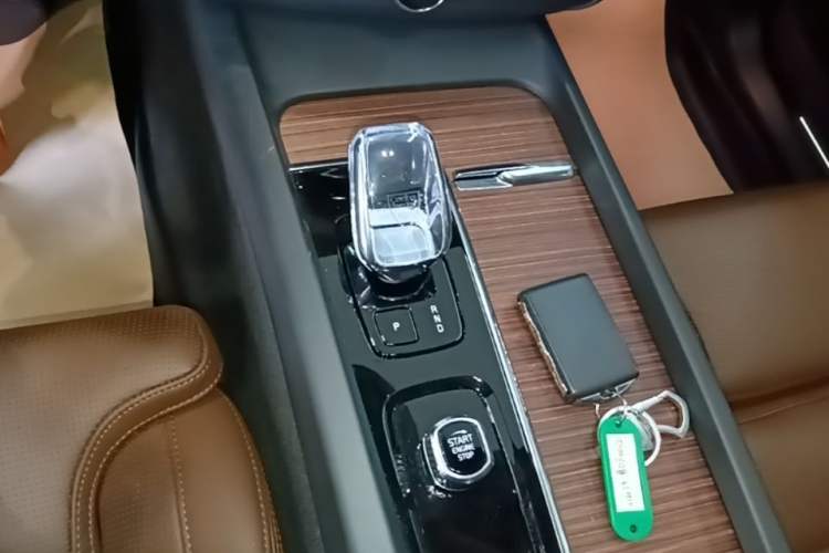 Used Volvo XC60 New Energy 2025 Plug-in Hybrid Long-Range All-Wheel Drive Smart Luxury Edition Gear Lever