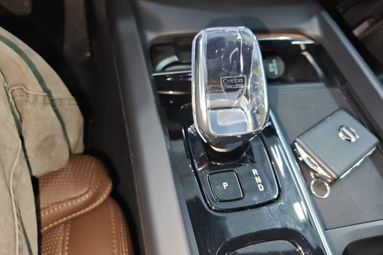 Used Volvo XC60 New Energy 2025 Plug-in Hybrid Long-Range All-Wheel Drive Smart Luxury Edition Gear Lever