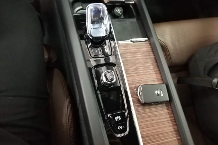 Used Volvo XC60 New Energy 2025 Plug-in Hybrid Long-Range All-Wheel Drive Smart Luxury Edition Gear Lever