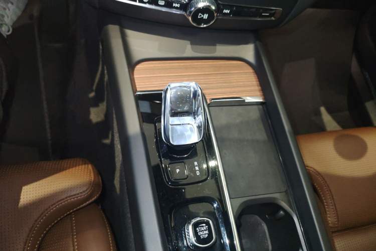 Used Volvo XC60 New Energy 2025 Plug-in Hybrid Long-Range All-Wheel Drive Smart Luxury Edition Gear Lever