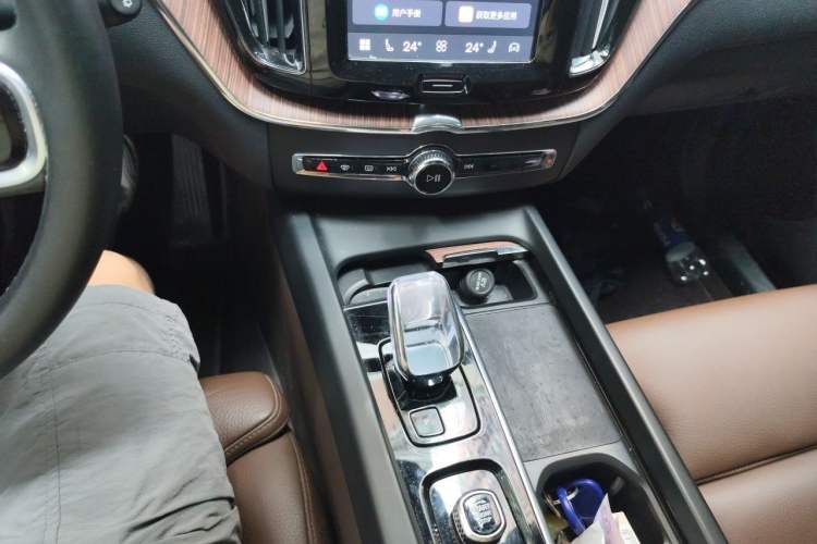 Used Volvo XC60 New Energy 2025 Plug-in Hybrid Long-Range All-Wheel Drive Smart & Luxurious Edition Gear Lever