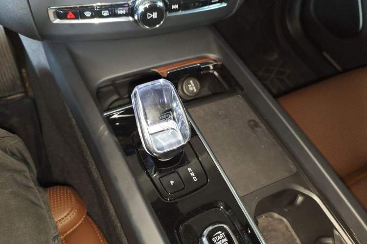 Used Volvo XC60 New Energy 2025 Plug-in Hybrid Long-Range All-Wheel Drive Smart Luxury Edition Gear Lever