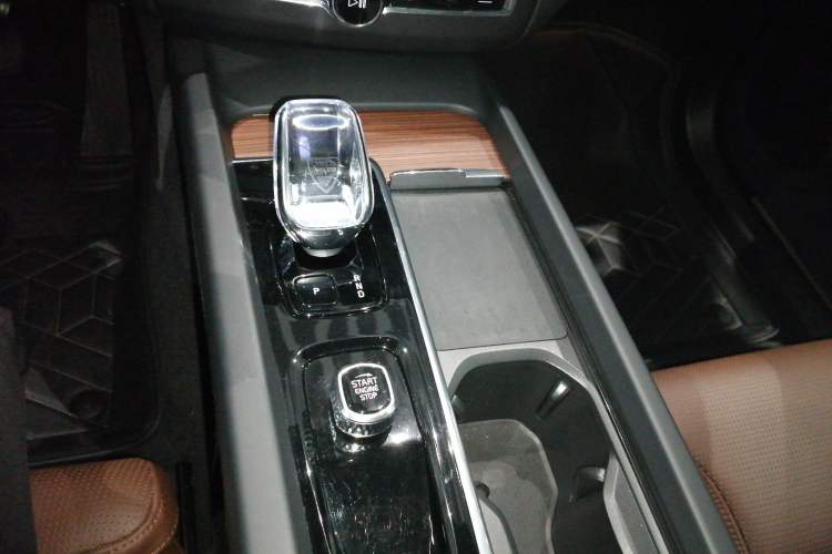 Used Volvo XC60 New Energy 2025 Plug-in Hybrid Long-Range All-Wheel Drive Smart Luxury Edition Gear Lever