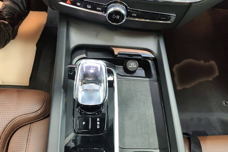 Used Volvo XC60 New Energy 2025 Plug-in Hybrid Long-Range All-Wheel Drive Smart Luxury Edition Gear Lever