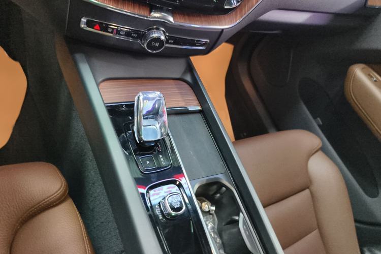 Used Volvo XC60 New Energy 2025 Plug-in Hybrid Long-Range All-Wheel Drive Smart & Luxurious Edition Gear Lever