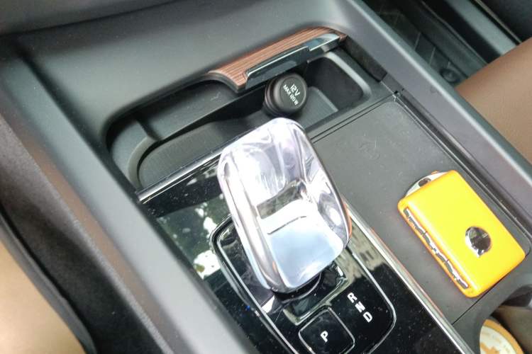 Used Volvo XC60 New Energy 2025 Plug-in Hybrid Long-Range All-Wheel Drive Smart & Luxurious Edition Gear Lever