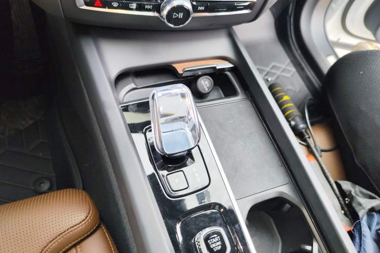 Used Volvo XC60 New Energy 2025 Plug-in Hybrid Long-Range All-Wheel Drive Smart Luxury Edition Gear Lever