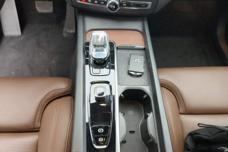 Used Volvo XC60 New Energy 2025 Plug-in Hybrid Long-Range All-Wheel Drive Smart Luxury Edition Gear Lever