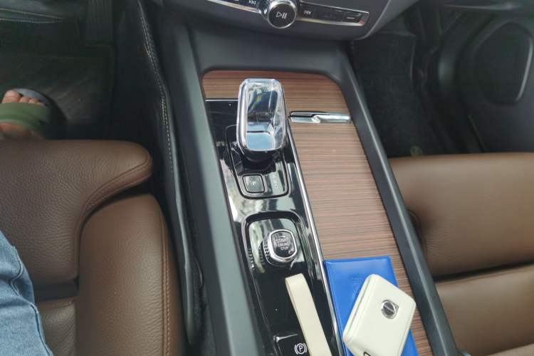 Used Volvo XC60 New Energy 2025 Plug-in Hybrid Long-Range All-Wheel Drive Smart & Luxurious Edition Gear Lever